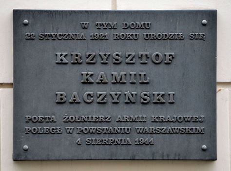 Tablica upamiętniająca Krzysztofa Kamila Baczyńskiego na kamienicy przy Bagatela 10 w Warszawie